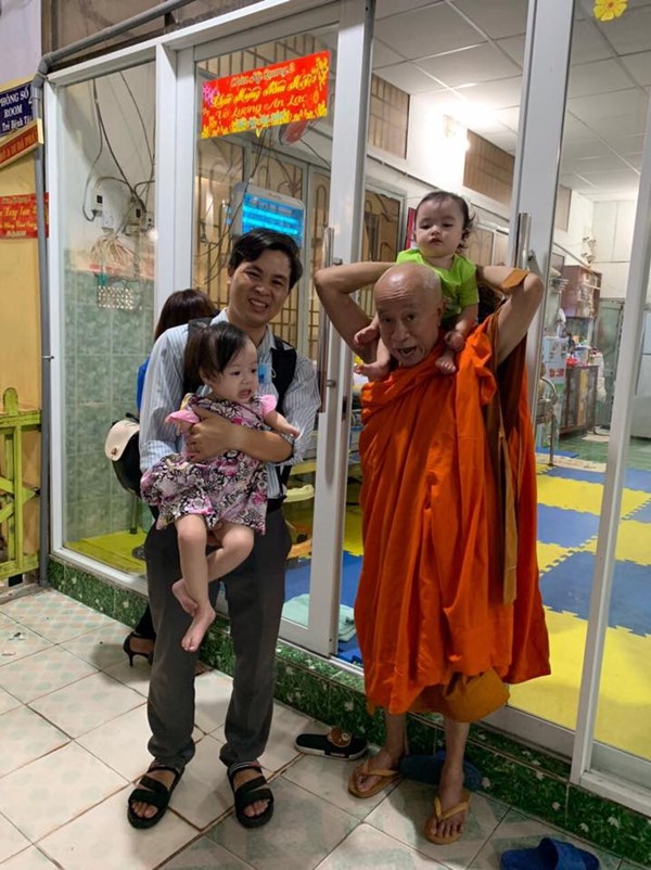 Đại diện BGH - Công đoàn - Chi Đoàn trường Mầm Non 27 phối hợp với BĐD CMHS trường Mầm Non 27 thăm hỏi các bé chùa Kỳ Quang
